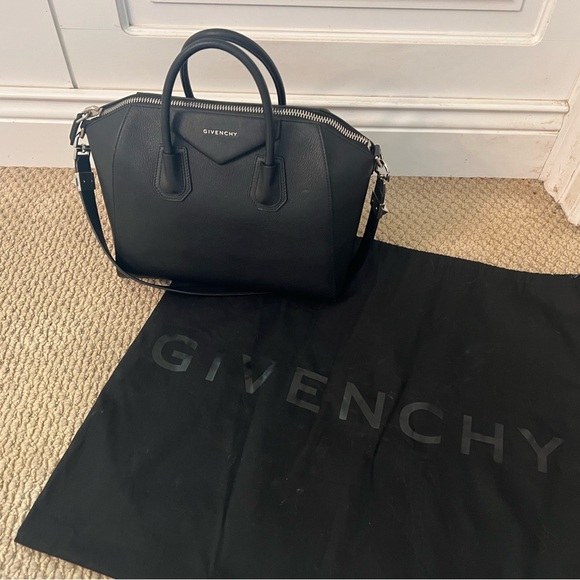 Givenchy Medium Antigona bag in grained leather - Picture 2 of 15